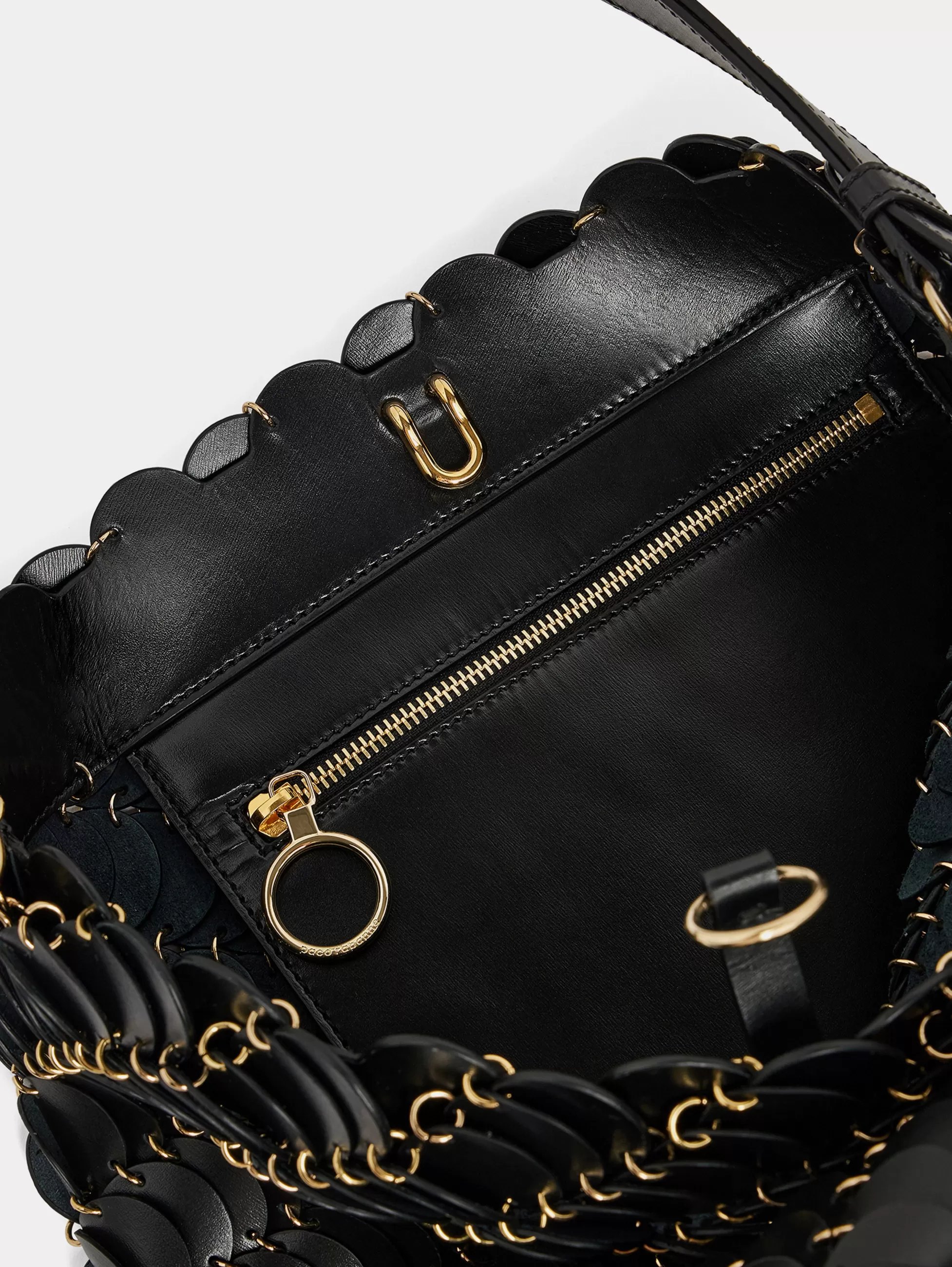large_black_bucket_paco_bag_in_leather_5-1.webp Rabanne Les Sacs Paco En Cuir | Sacs Porté Épaule^Large Black bucket Paco bag in leather