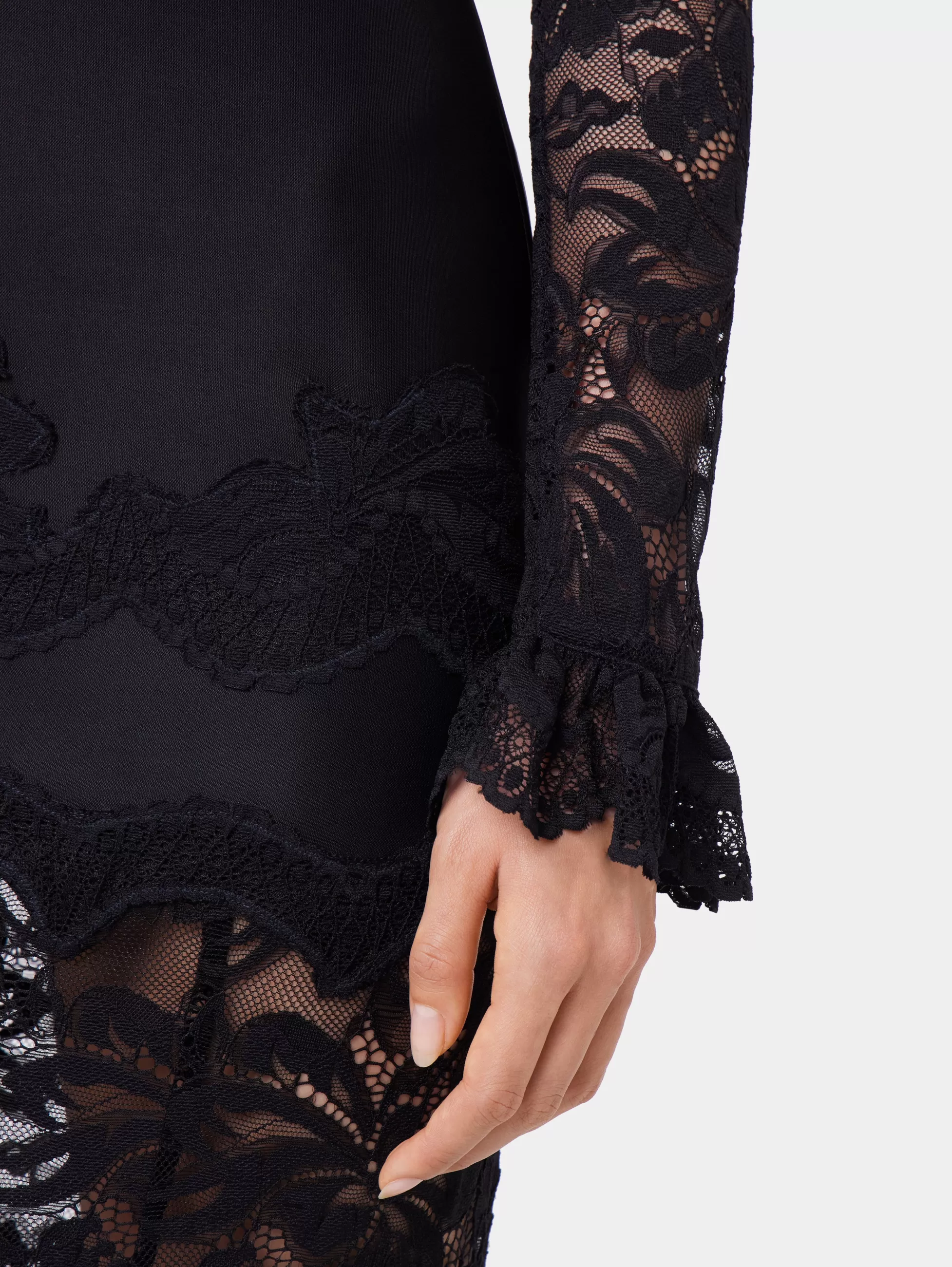 robe_longue_noire_en_dentelle_7-2.webp Rabanne Sélection De Soirée | Robes^ROBE LONGUE NOIRE EN DENTELLE