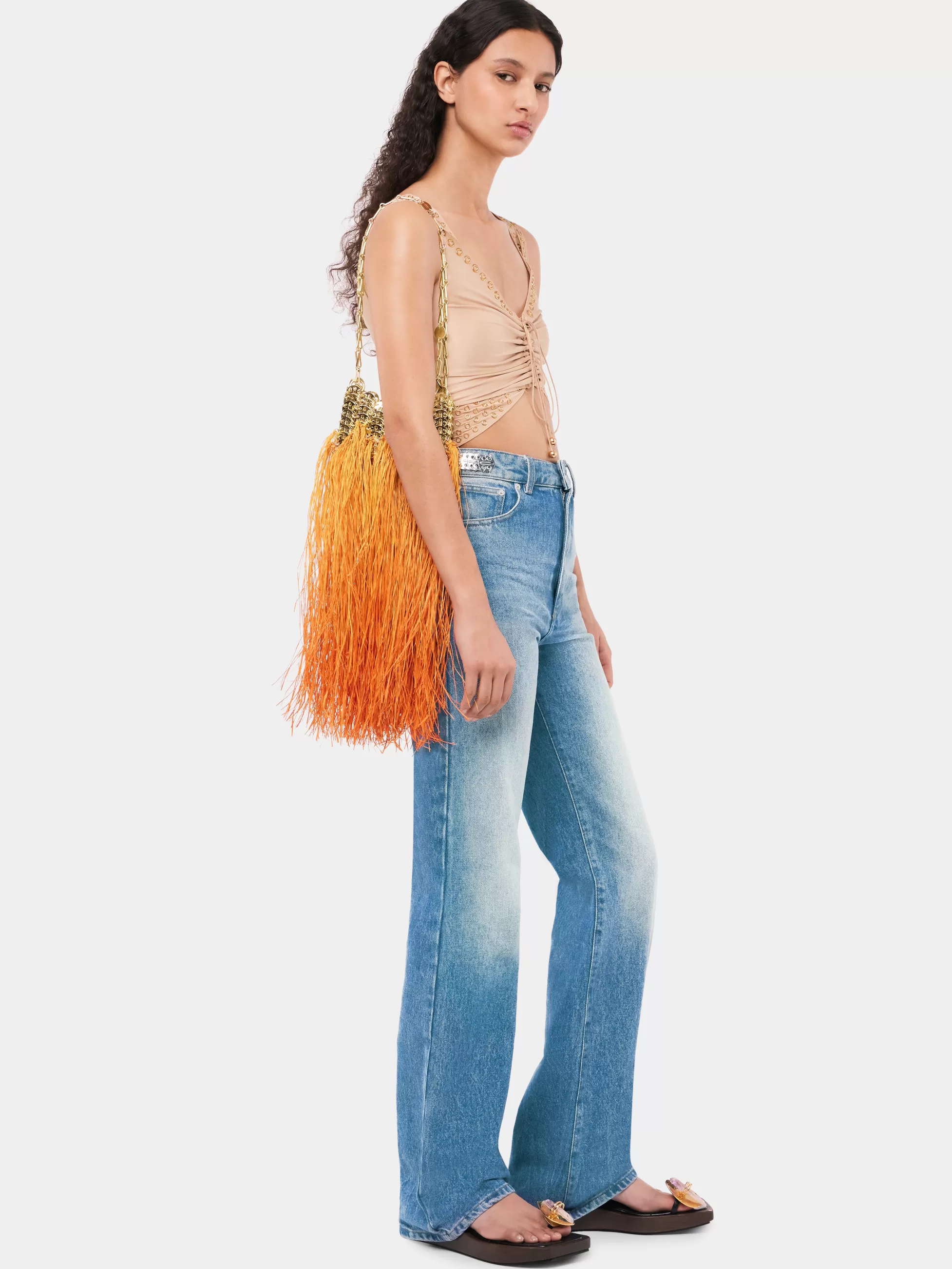 sac__nano_or_fait_main_avec_des_franges_en_raphia_2-1.webp Rabanne Le Sac 1969^Sac 1969 nano or fait main avec des franges en raphia