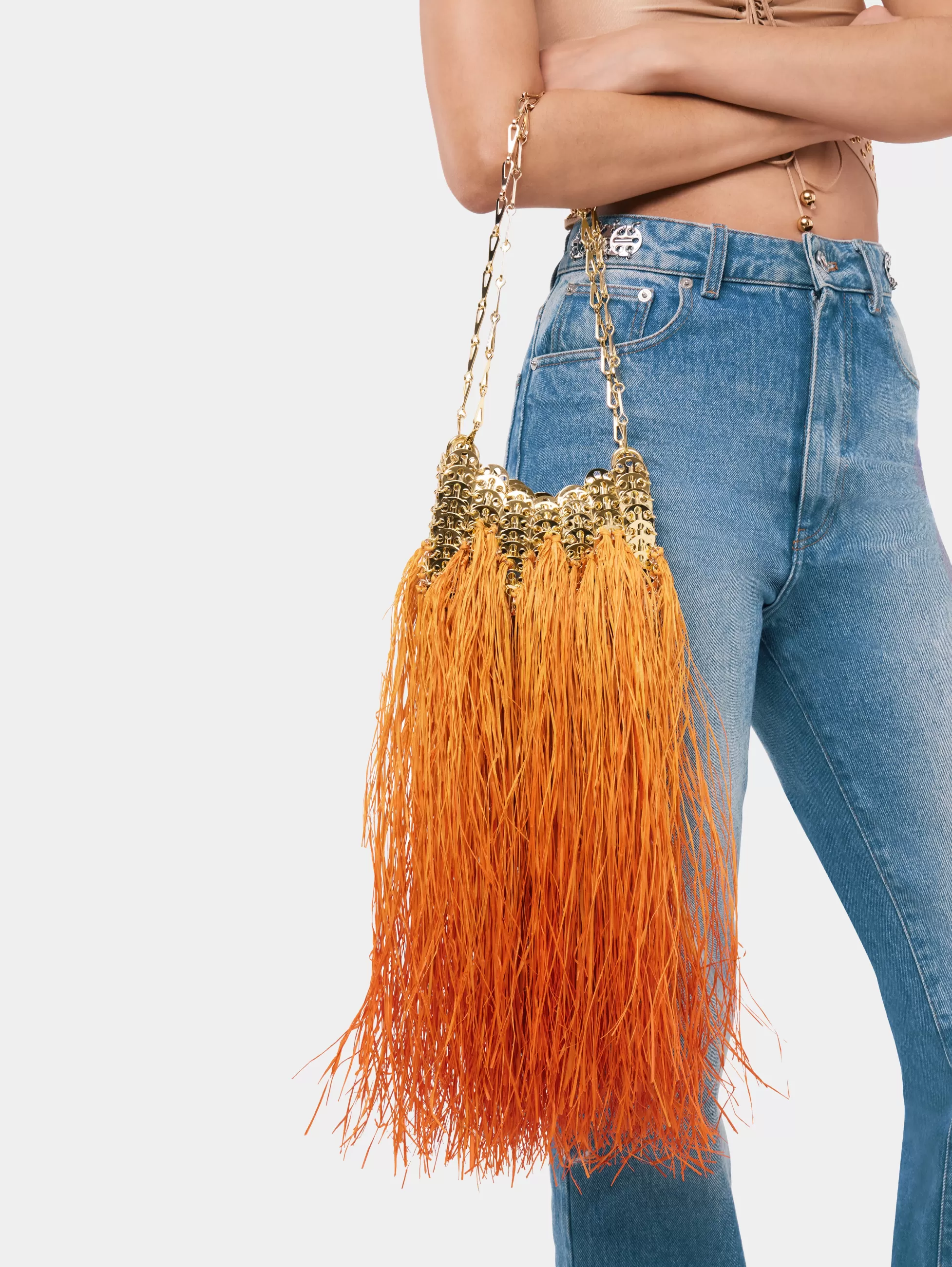 sac__nano_or_fait_main_avec_des_franges_en_raphia_3-1.webp Rabanne Le Sac 1969^Sac 1969 nano or fait main avec des franges en raphia